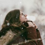 Francesca beim kalten und natürlichen Fotoshooting im Schnee