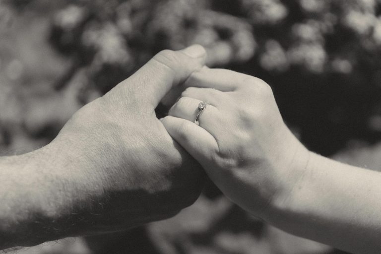 Verlobungsring auf einem nostalgischen Schwarzweiß Foto
